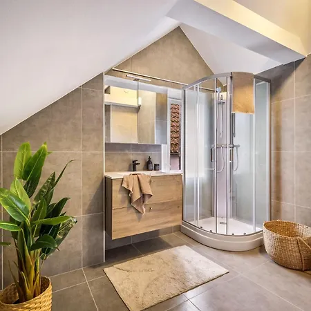 Newly Renovated Apartment *