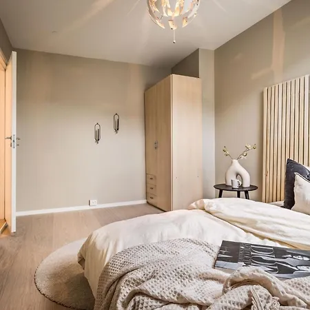 Newly Renovated Apartment *