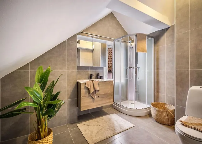 Newly Renovated Apartment *